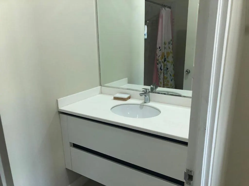 Lovely 2 Bedroom C̅ Netflix Across National Stadium Kingston Apartment