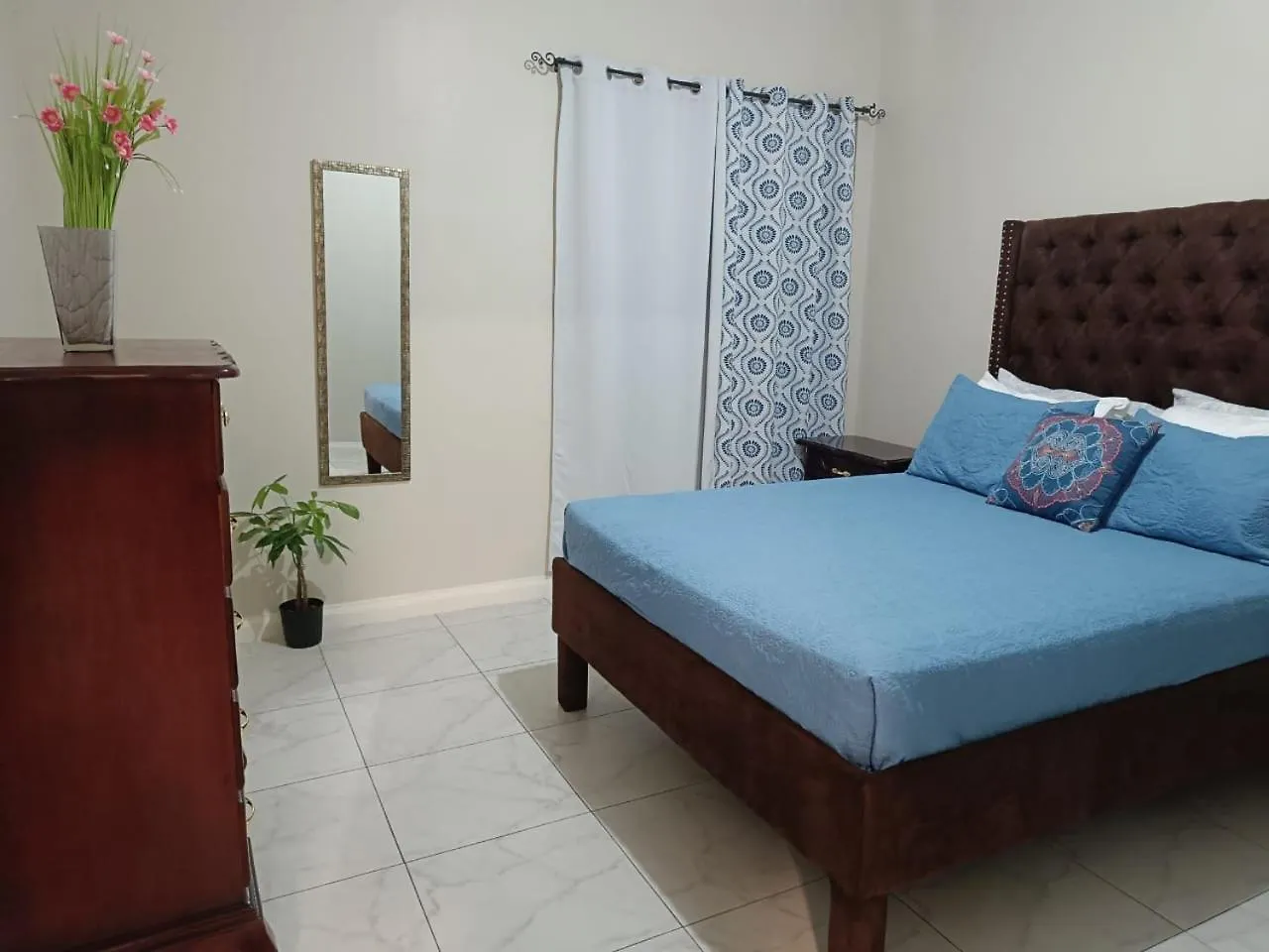 Lovely 2 Bedroom C̅ Netflix Across National Stadium Kingston Jamaica