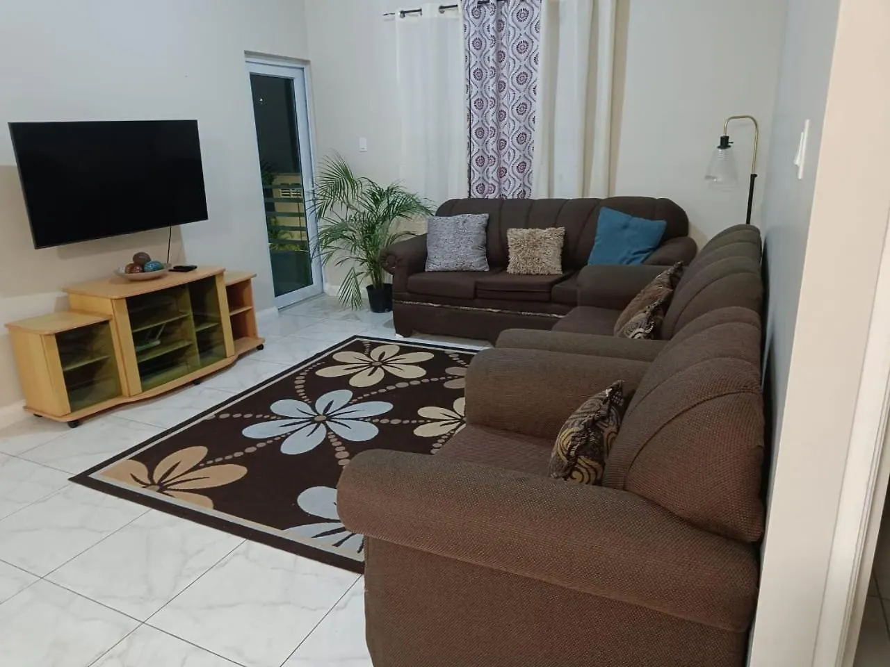 Lovely 2 Bedroom C̅ Netflix Across National Stadium Kingston location